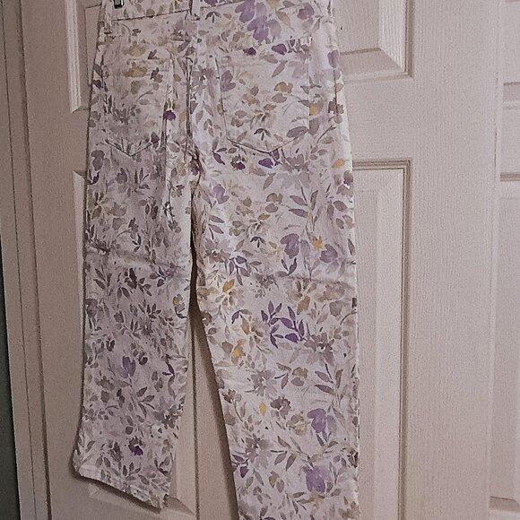 Gloria Vanderbilt Amanda Denim White Floral Capris, Sz 10, High Rise, New - Picture 2 of 5